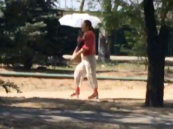 Суровое лето заставило волжанку «поддеть» носки под босоножки