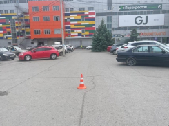 До магазина не дошла: 7-летнюю девочку сбили на парковке у ТЦ «ПланетаЛето» в Волжском