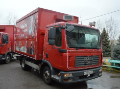 По Волжскому прокатился караван Coca-Cola, состоящий из трех грузовиков