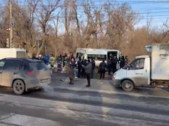 Три трупа, среди погибших - ребенок: все подробности страшного ДТП с маршруткой и КАМАЗом в Волгограде