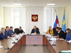 Могильные камни на кладбище обсуждали Волжские депутаты: что произошло на заседании комиссии