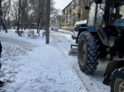 Как в Волжском ежедневно наводят порядок после снегопадов