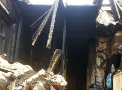 Огонь уничтожил дом многодетной семьи
