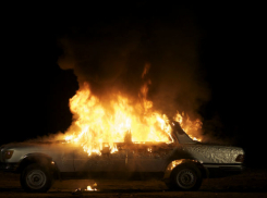 В Волжском ночью горел Mercedes Benz