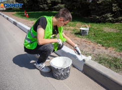 Волжский убирают ко дню города силами студентов и первостроителей 