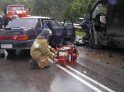 Под Волгоградом 4 человека погибло в ДТП легковушки и микроавтобуса