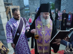 Закладной камень в основание храма Алексия Мечёва освятили в Волжском