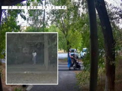 Пострадал младенец: полиция занялась ДТП с самокатчиком во дворе Волжского