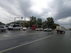 Грузовик врезался в маршрутку в Волгограде: пострадали два человека