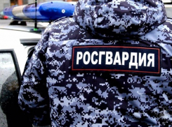 В Волжском пьяный мужчина разбил витрину в магазине