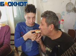 Ослепший рок-музыкант Сергей Марков учится жить в полной темноте в Волжском: видео