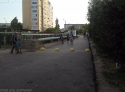 Власти Волжского отказались убрать «полусферы», которыми перегородили единственную дорогу внутри 26 микрорайона