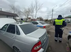 В Волжском за стрельбу из окна «Приоры» задержана компания молодых людей