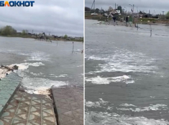 Жителей поселка снова изолировали от цивилизации: близ Волжского мост пошел ко дну