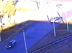 «Поцелуй» двух не проснувшихся водителей на оживленном перекрестке попал на видео в Волжском 
