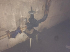 Жители многоэтажки в Волжском задыхаются от вони