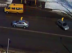 Водитель «ВАЗа» шокировал волжан, вылетев на встречку задом