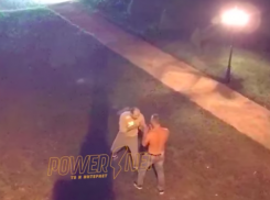 Потешная разборка пьяных парней у памятника дружбе попала на видео в Волжском