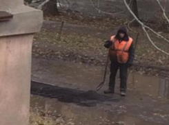 Власти Волжского объяснили ремонт дорог в дождь