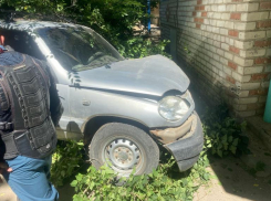 Водитель «Нивы» врезался в жилой многоквартирный дом в Волжском