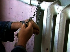  В Волгограде нерадивая мамаша приковывала 14-летнего сына к батарее