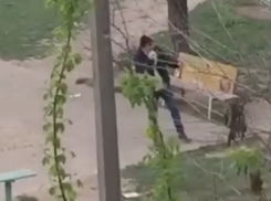 Волжанин в умате устроил одиночную тусовку на детской площадке