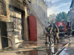 В Волжском сгорел автосервис и автомобиль