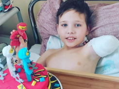 Встретил 11-летие на больничной койке без ног и руки: маленький волгоградец перенес очередную операцию