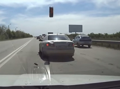 На видео попал драматический момент, как отлетевшее колесо покорежило две иномарки в Волжском