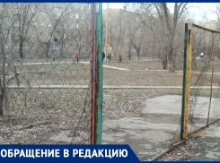 Жители Волжского уже 10 лет не могут добиться ремонта спортивной площадки