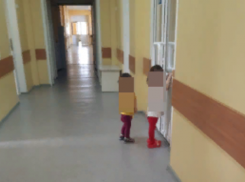 «Мама оставила в больнице»: в Волжском собирают вещи для маленьких сестер