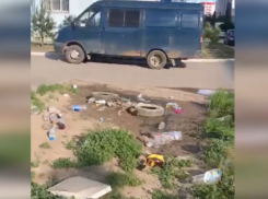 Гора мусора образовалась во дворе многоэтажки в Волжском