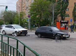 Остались без бамперов: авария на перекрестке в Волжском попала на видео