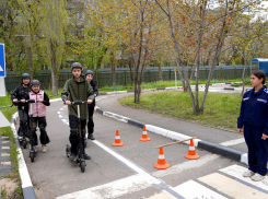 В Волжском школьники соревновались в управлении самокатами