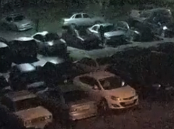 На видео попал ночной воришка на парковке во дворе Волжского
