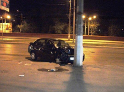 Женщина и двое детей пострадали в столкновении «Лады» и фонарного столба на севере Волгограда 