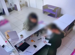 В Волжском подросток задержан за мошенничество с подменой телефона на пункте выдачи