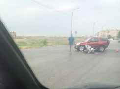 Автомобилист и байкер не разъехались в новой части города в Волжском