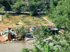 В Волжском УК оставила жителей наедине со зловонной свалкой под окнами на год