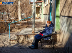 Бабушек на лавках разделили на 2 лагеря в Волжском