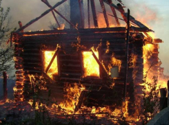 Пожар затронул частный дом и мусорный контейнер