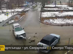 В Волжском от удара «четырку» развернуло на 180 градусов. Видео