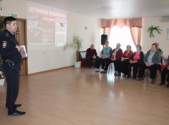 Полицейские поделились с пенсионерами Волжского мошенническими схемами