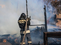 В Волжском горел дачный домик