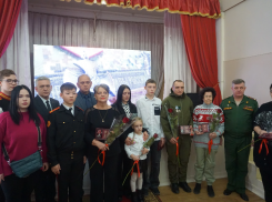 На церемонии в Волжском передали ордена Мужества родственникам погибших на СВО. Видео