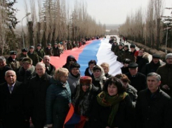 У подножья Мамаева кургана развернули 80-метровый российский флаг