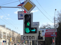 Приехали: водитель иномарки LADA Vesta на светофоре въехал в Hyundai Accent