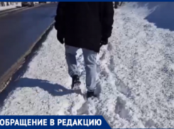 Коммунальщики на въезде в Волжский «выгнали» людей на проезжую часть