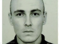 Мужчину со страшной татуировкой, сбежавшего из реабилитационного центра под Волжским, ищут в регионе