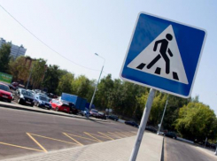 50-летний водитель на Renault сбил 16-летнюю девушку в Волжском: пострадавшая в больнице